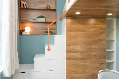 Esempio di un piccolo armadio o armadio a muro unisex minimal con ante lisce, ante in legno scuro, pavimento in laminato e pavimento marrone