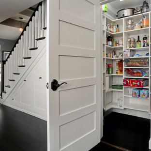 Idee per una cabina armadio unisex minimalista di medie dimensioni con nessun'anta