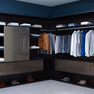 Diseño de vestidor unisex, moderno, grande, con puertas de armario marrones, moqueta, suelo gris y armarios abiertos