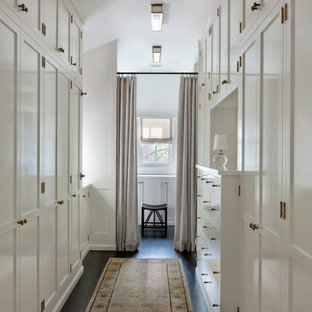 Foto på ett maritimt walk-in-closet för könsneutrala, med skåp i shakerstil, vita skåp, mörkt trägolv och brunt golv
