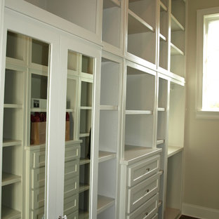 Idee per una cabina armadio unisex country con ante in stile shaker, ante bianche e parquet scuro