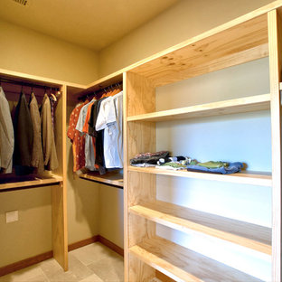 Immagine di una cabina armadio unisex country con nessun'anta, ante in legno chiaro, pavimento in pietra calcarea e pavimento bianco