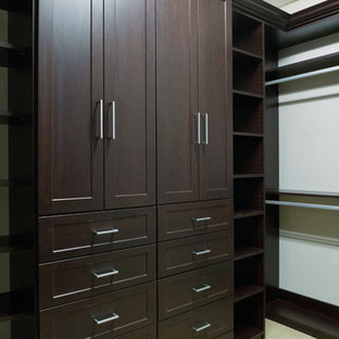 Ejemplo de armario vestidor unisex, minimalista, grande, con armarios con paneles empotrados, puertas de armario negras y moqueta