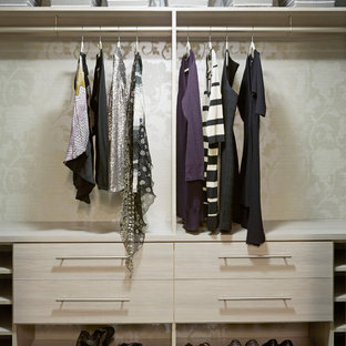 Ejemplo de armario vestidor de mujer, moderno, pequeño, con armarios con paneles lisos, puertas de armario de madera clara y suelo de madera clara