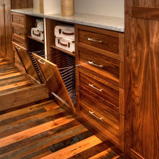 Esempio di una grande cabina armadio per donna classica con ante in stile shaker, ante in legno bruno, pavimento in legno massello medio e pavimento multicolore