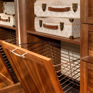 Ispirazione per una grande cabina armadio per donna classica con ante in stile shaker, ante in legno bruno, pavimento in legno massello medio e pavimento multicolore