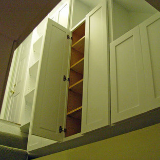 Idee per armadi e cabine armadio tradizionali con ante in stile shaker e ante bianche