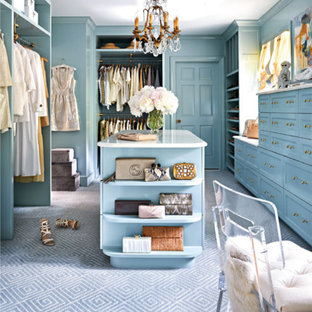 Idéer för vintage walk-in-closets för kvinnor, med luckor med infälld panel, blå skåp, heltäckningsmatta och blått golv