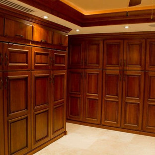 Idee per armadi e cabine armadio tradizionali con ante in legno bruno