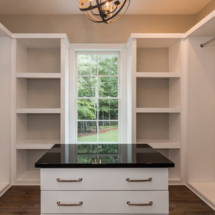 Foto de armario vestidor unisex, de estilo de casa de campo, grande, con armarios con paneles lisos, puertas de armario blancas y suelo de madera en tonos medios