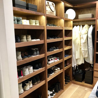 Ejemplo de armario vestidor retro, grande, con suelo de madera clara