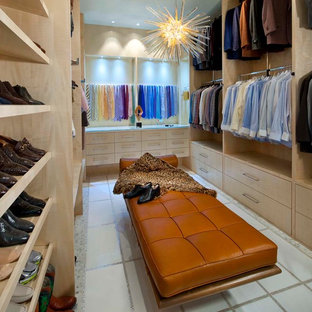 Immagine di un grande spazio per vestirsi per uomo design con ante lisce, ante in legno chiaro e pavimento con piastrelle in ceramica