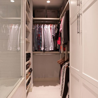 Foto de armario vestidor unisex, contemporáneo, pequeño, con armarios estilo shaker, puertas de armario blancas y suelo de baldosas de porcelana