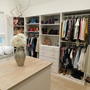 Ejemplo de vestidor abovedado, contemporáneo, grande, con armarios abiertos, puertas de armario blancas, suelo de madera en tonos medios y suelo blanco