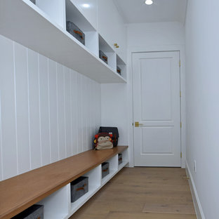 Exempel på ett stort lantligt walk-in-closet för könsneutrala, med luckor med lamellpanel