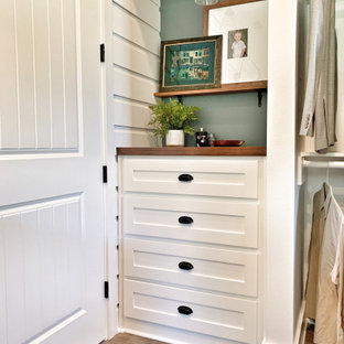 Foto de armario y vestidor unisex, campestre, con armarios estilo shaker, puertas de armario blancas, suelo vinílico y suelo gris