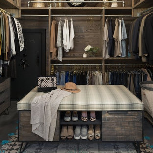 Esempio di uno spazio per vestirsi unisex minimal con nessun'anta, ante in legno scuro, pavimento in cemento e pavimento grigio