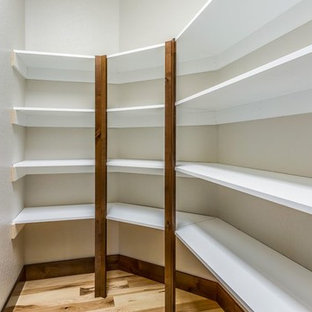 Esempio di una cabina armadio unisex american style di medie dimensioni con nessun'anta, ante bianche, parquet chiaro e pavimento marrone