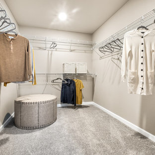 Ejemplo de armario vestidor unisex, romántico, grande, con moqueta y suelo gris