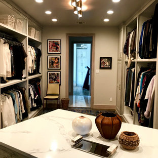 Foto de armario vestidor unisex y madera, tradicional renovado, extra grande, con armarios con paneles empotrados, puertas de armario de madera clara, suelo de madera en tonos medios y suelo gris