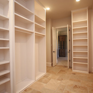 Diseño de armario vestidor unisex, mediterráneo, grande, con armarios con paneles lisos, puertas de armario blancas, suelo de travertino y suelo beige