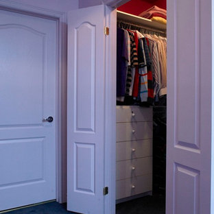 Esempio di una cabina armadio unisex tradizionale di medie dimensioni con ante lisce, ante bianche e moquette