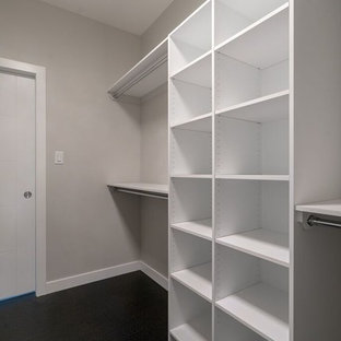Idee per una cabina armadio unisex american style di medie dimensioni con ante lisce, ante bianche e pavimento nero