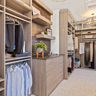 Foto di un'ampia cabina armadio unisex country con ante lisce, ante in legno scuro, moquette e pavimento beige
