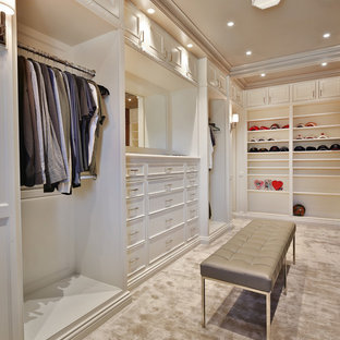 Bild på ett stort vintage walk-in-closet för kvinnor, med luckor med profilerade fronter, vita skåp, heltäckningsmatta och grått golv