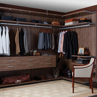 Modelo de vestidor de hombre, retro, de tamaño medio, con puertas de armario de madera oscura y suelo de madera oscura