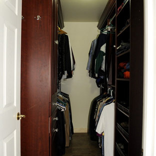 Imagen de armario vestidor unisex, tradicional, de tamaño medio, con armarios con paneles con relieve y puertas de armario marrones