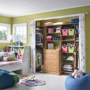 Cette photo montre un dressing et rangement chic avec des rideaux.