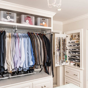 Exempel på ett stort klassiskt walk-in-closet för könsneutrala, med luckor med upphöjd panel, vita skåp och heltäckningsmatta