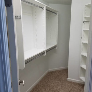 Idéer för mellanstora vintage walk-in-closets för könsneutrala, med öppna hyllor, vita skåp, heltäckningsmatta och beiget golv