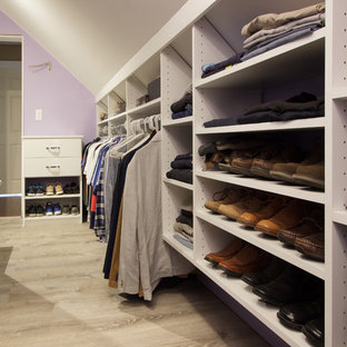 Ejemplo de vestidor unisex, tradicional renovado, grande, con armarios con paneles lisos, puertas de armario blancas, suelo laminado y suelo beige