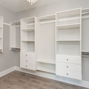 Foto de armario vestidor unisex, clásico renovado, grande, con armarios con paneles lisos, puertas de armario blancas, suelo de baldosas de porcelana y suelo marrón