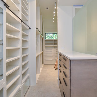 Imagen de armario vestidor unisex, clásico renovado, de tamaño medio, con armarios con paneles lisos, puertas de armario grises, suelo de baldosas de porcelana y suelo gris