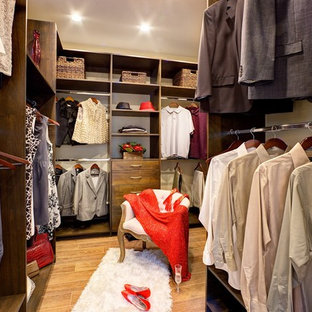 Modelo de armario vestidor de hombre, clásico renovado, grande, con armarios con paneles lisos, puertas de armario de madera en tonos medios y suelo de baldosas de porcelana