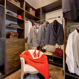 Modelo de armario vestidor de hombre, clásico renovado, de tamaño medio, con puertas de armario de madera en tonos medios, suelo de baldosas de porcelana y armarios con paneles lisos