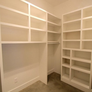 Ispirazione per una piccola cabina armadio unisex minimalista con nessun'anta, ante bianche, pavimento in cemento e pavimento grigio