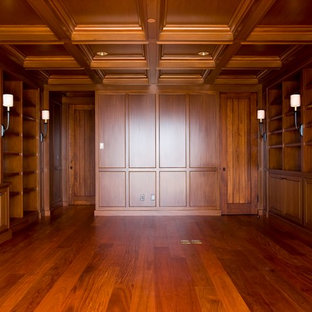 Diseño de vestidor exótico, extra grande, con armarios con paneles con relieve, puertas de armario de madera en tonos medios, suelo de madera oscura y suelo marrón