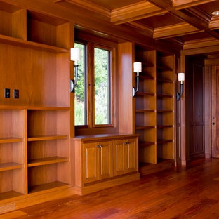 Modelo de vestidor exótico, extra grande, con armarios con paneles con relieve, puertas de armario de madera en tonos medios, suelo de madera oscura y suelo marrón
