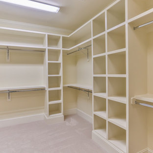 Foto di una cabina armadio unisex mediterranea di medie dimensioni con nessun'anta, ante bianche, moquette e pavimento beige