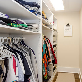 Ispirazione per una piccola cabina armadio per donna american style con nessun'anta, ante bianche, pavimento in legno massello medio e pavimento marrone