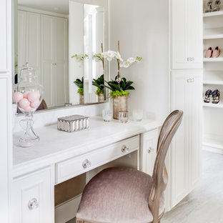 Foto på ett stort vintage walk-in-closet för kvinnor, med luckor med infälld panel, vita skåp, marmorgolv och vitt golv