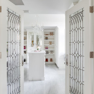 Exempel på ett stort klassiskt walk-in-closet för kvinnor, med luckor med infälld panel, vita skåp, marmorgolv och vitt golv