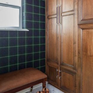 Foto på ett litet vintage walk-in-closet för män, med luckor med infälld panel, skåp i mellenmörkt trä, marmorgolv och vitt golv