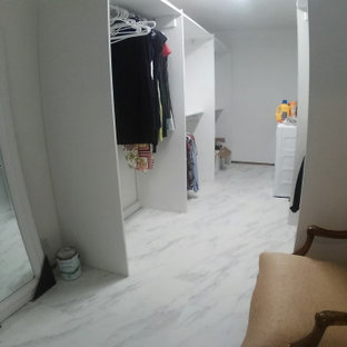 Imagen de armario y vestidor unisex, retro, grande, con armarios con paneles lisos, suelo vinílico y suelo blanco