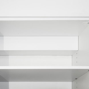 Foto di una cabina armadio unisex minimalista di medie dimensioni con ante in stile shaker, ante bianche, pavimento in marmo e pavimento multicolore