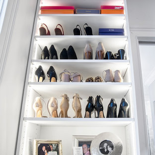 Ispirazione per una cabina armadio unisex moderna di medie dimensioni con ante in stile shaker, ante bianche, pavimento in marmo e pavimento multicolore